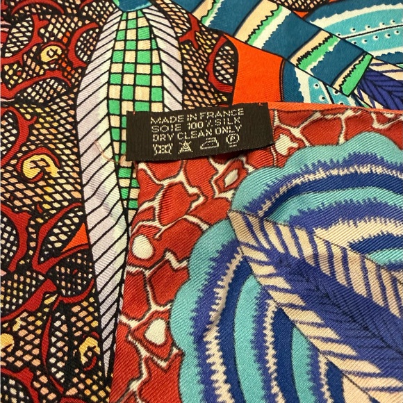 Hermes Flowers of South of Africa Scarf - Picture 5 of 6